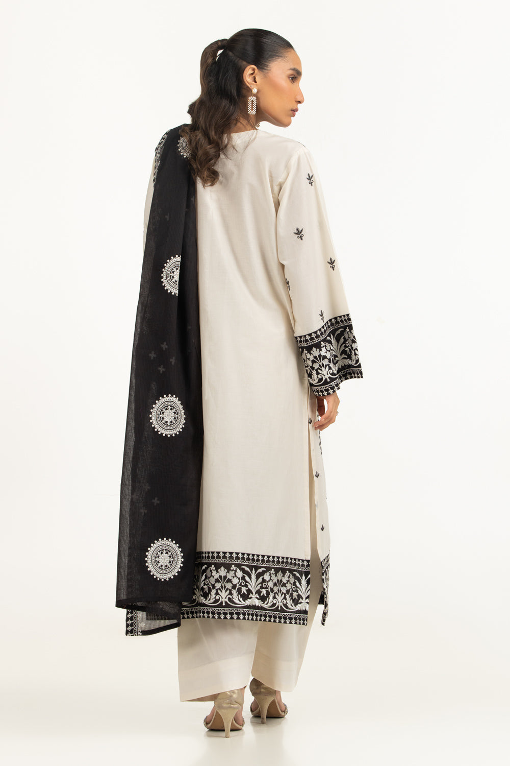 3PC Lawn Embroidered Suit