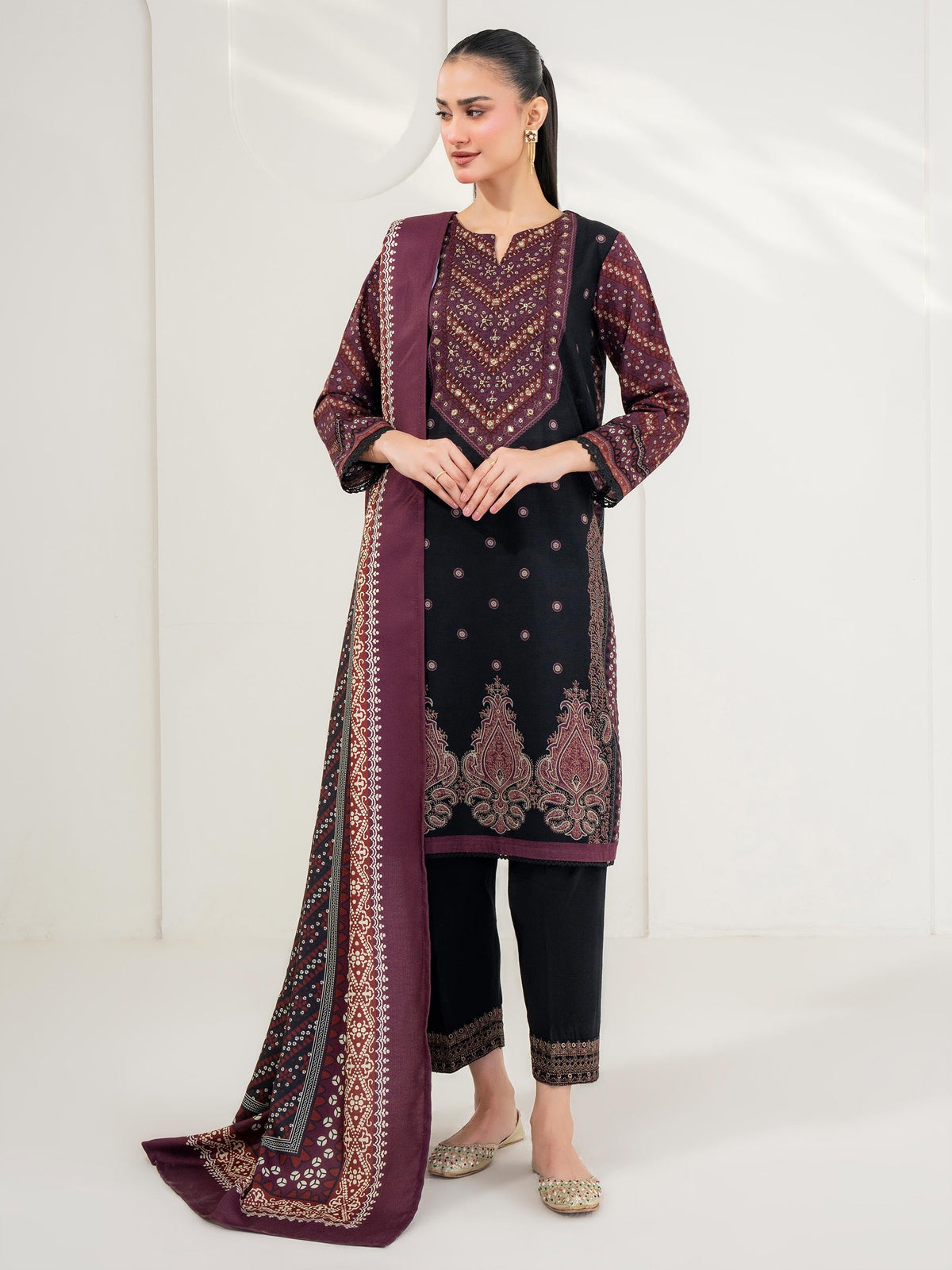 3 Piece Khaddar Suit-Embroidered (Pret)