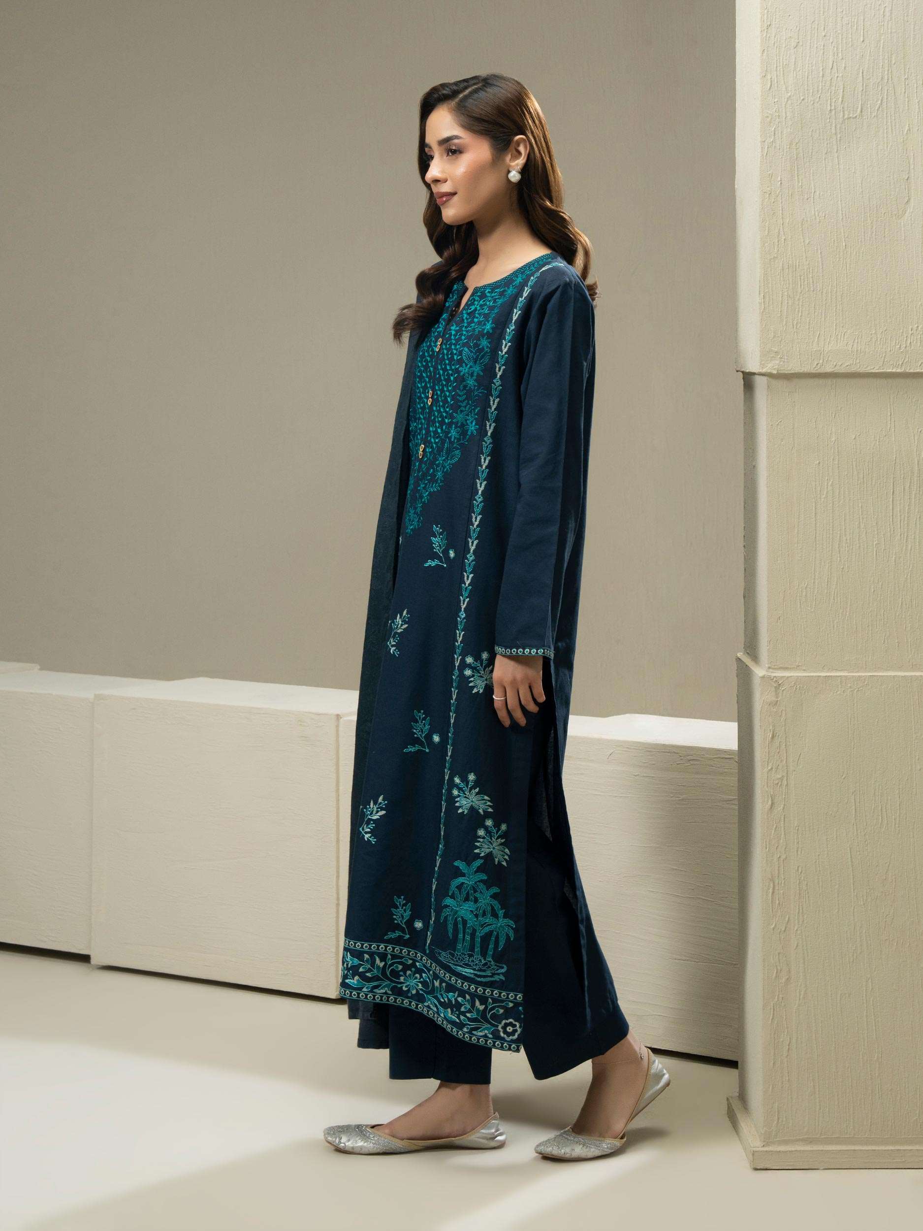 3 Piece Khaddar Suit-Embroidered (Pret)