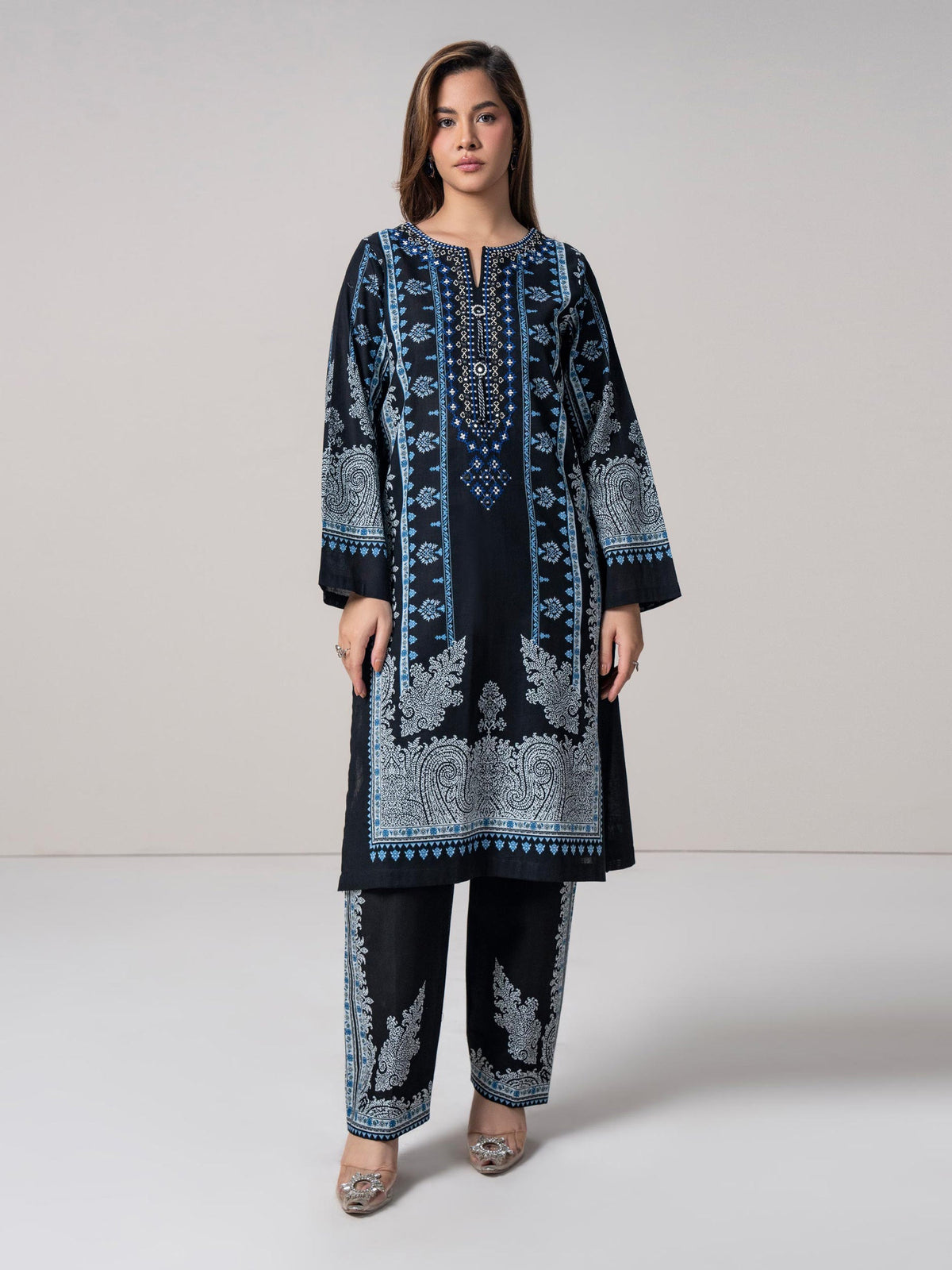 2 Piece Khaddar Suit- Embroidered (Pret)